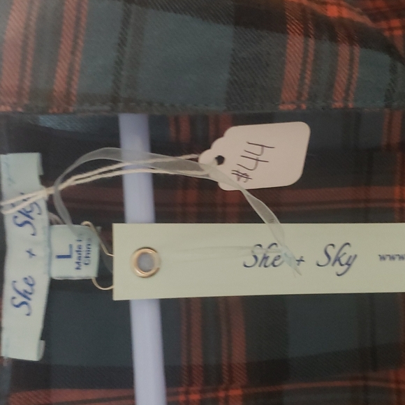 She + Sky Large Plaid shirt. No buttons...made to tie at the bottom - Picture 3 of 4